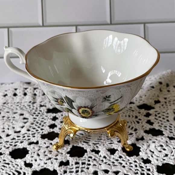 Royal Albert Tea Cup and Saucer White Dogwood Yellow Flower and green leave Bone - Picture 8 of 12